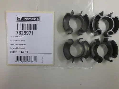 Vier schwarze Kabelklemmen von Remeha auf Verpackung. Klemmen zur Befestigung von Kabeln, in transparentem Beutel und mit Produktinformationen auf dem Etikett.